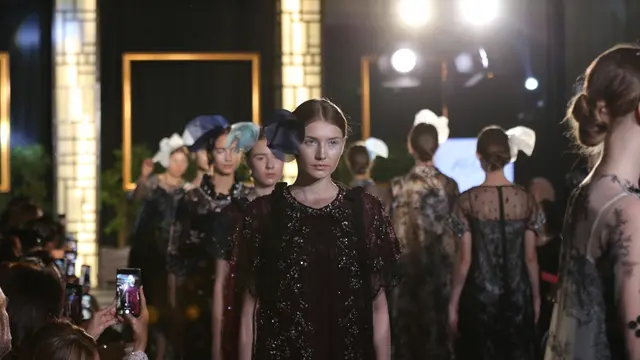 Koleksi busana Ronauli Liu