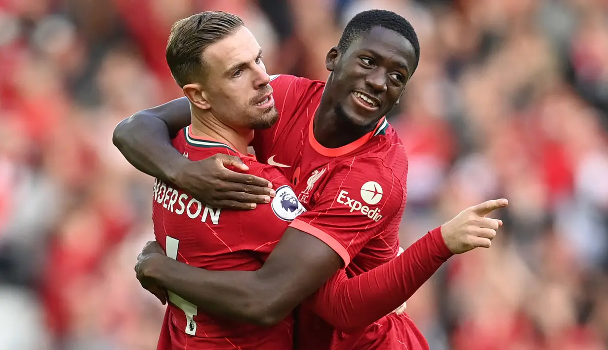 Ibrahima Konate (kanan) didatangkan ke Andfield pada musim panas lalu dari RB Leipzig. Meski belum menjadi pilihan utama di skuat The Reds, pemuda 23 tahun tersebut memiliki potensi untuk menjadi pemain hebat. Saat ini, Konate baru tampil sebanyak 11 kali. (AFP/Paul Ellis)