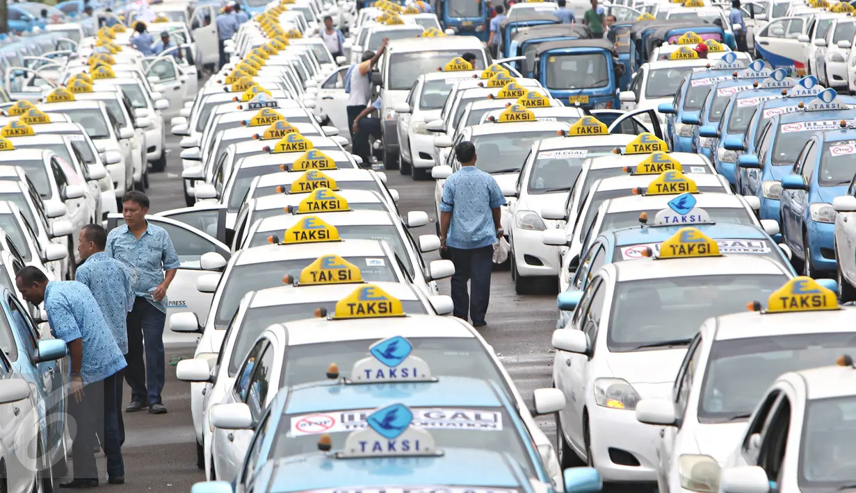 Ratusan taksi parkir di sepanjang silang Monas, Jakarta, (14/3). Mereka menuntut pemerintah menutup transportasi berbasis online yang tidak sesuai dengan Undang-Undang (UU) Nomor 2 Tahun 2009 tentang Lalu Lintas. (Liputan6.com/Immanuel Antonius)