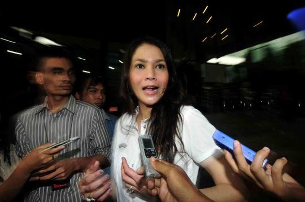 Terlihat cantik, Maia Estianty jenguk Angie di KPK