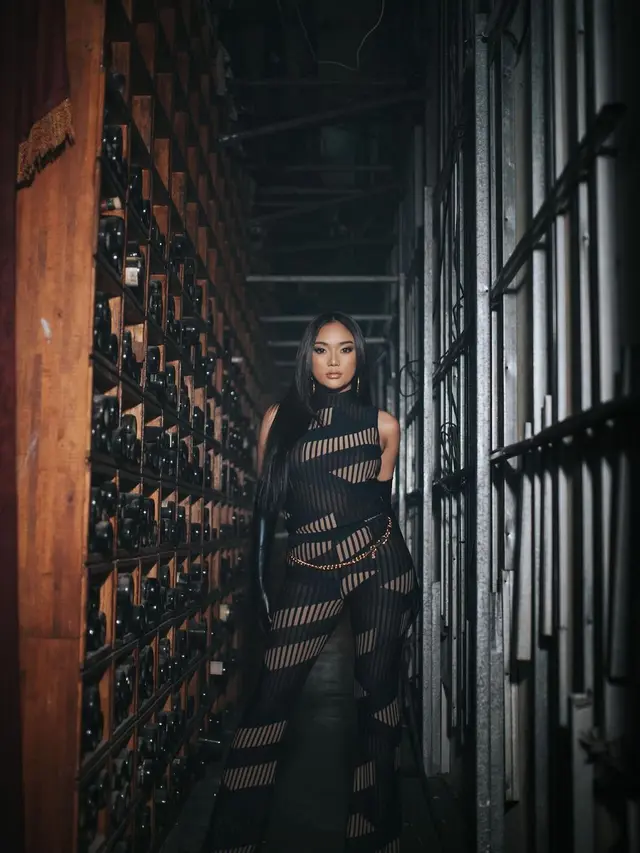 Gaya busana Marion yang membuatnya tampil memukau.