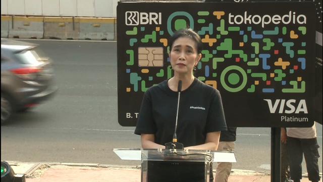 Director of Consumer BRI Handayani menghadiri peluncurkn kartu kredit Tokopedia Card.