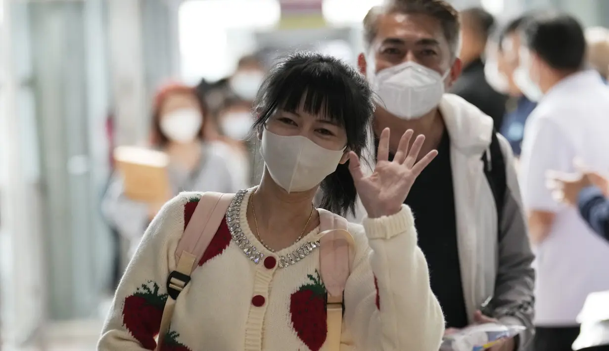 Turis China tiba di Bandara Internasional Suvarnabhumi di provinsi Samut Prakarn, Thailand, Senin (9/1/2023). Thailand berharap dapat menerima sejumlah besar pengunjung dari China lagi setelah Beijing melonggarkan pembatasan perjalanan pada hari Minggu. (AP Photo/Sakchai Lalit)