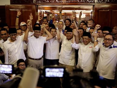 Ketum Partai Gerindra, Prabowo Subianto berfoto bersama dengan Paslon Gubernur DKI Jakarta Nomor Urut 3 Anies Baswedan - Sandiaga Uno beserta petinggi partai pendukungnya usai menggelar Konferensi Pers di Jakarta, Rabu (19/4). (Liputan6.com/Johan Tallo)