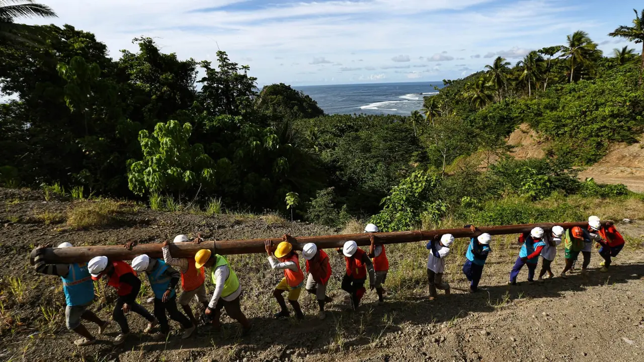 PT PLN (Persero) membangun jalur kelistrikan di wilayah 3T. Dok PLN