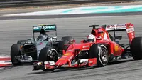 Bos F1, Bernie Ecclestone, mengkritik fans Mercedes GP yang dinilainya hanya memberikan dukungan saat tim Formula 1 (F1) tersebut menang. 