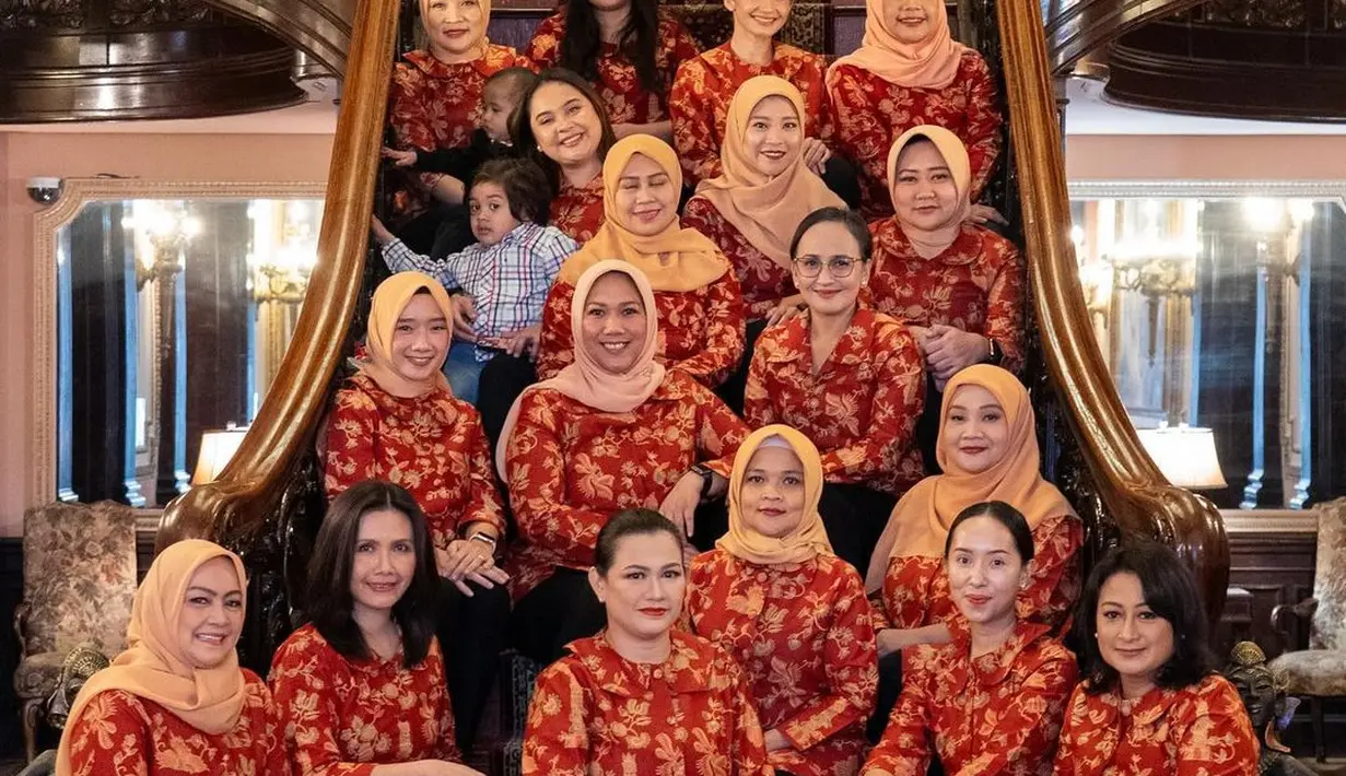 Melalui akun Instagram, wanita 31 tahun ini juga beberapa kali mengunggah momen bersama ibu-ibu DWP lainnya. Terbaru, Enzy tampak memakai seragam formal DWP bersama ibu-ibu lainya. [@enzystoria]