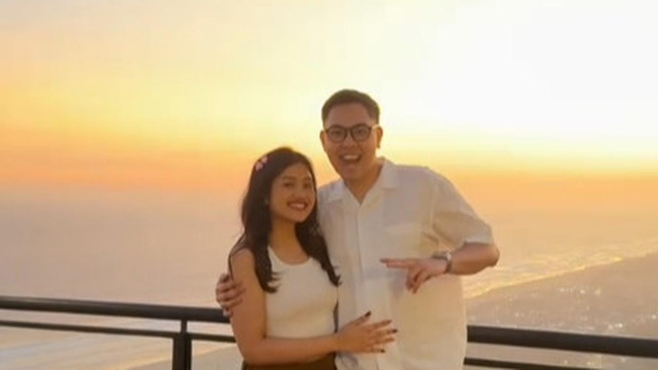 Awalnya Mengira Foto Berdua Biasa, Momen Romantis Pria Lamar Kekasihnya Ini Curi Perhatian