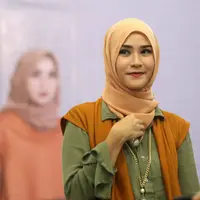 Zaskia Adya Mecca adalah salah seorang artis wanita yang memantapkan diri untuk terus berjilbab. (Nurwahyunan/Bintang.com)