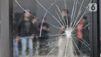 Kondisi kaca salah satu kios AEON Mall Jakarta Garden City yang dirusak warga di Cakung, Jakarta Timur, Selasa (25/2/2020). Sekelompok warga menyerang fasilitas fisik AEON Mall Jakarta Garden City karena dituding sebagai penyebab permukiman mereka dilanda banjir. (merdeka.com/Iqbal S Nugroho)