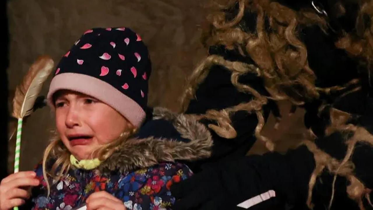 Tradisi ini mungkin terdengar menyeramkan bagi beberapa orang, tetapi bagi anak-anak Ceko, ini adalah bagian dari perayaan Natal yang dinantikan. <br>