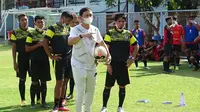 Eks kapten PSM Makassar, Syamsul Chaeruddin (kanan), saat mengkuti kursus pelatih lisensi C-AFC/PSSI di Bali, dari 1 hingga 15 November. (Bola.com/Abdi Satria)