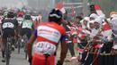 Sambutan warga setempat kepada para pebalap Etape 5 Tour de Singkarak 2015, Rabu (7/10/2015). (Bola.com/Arief Bagus)