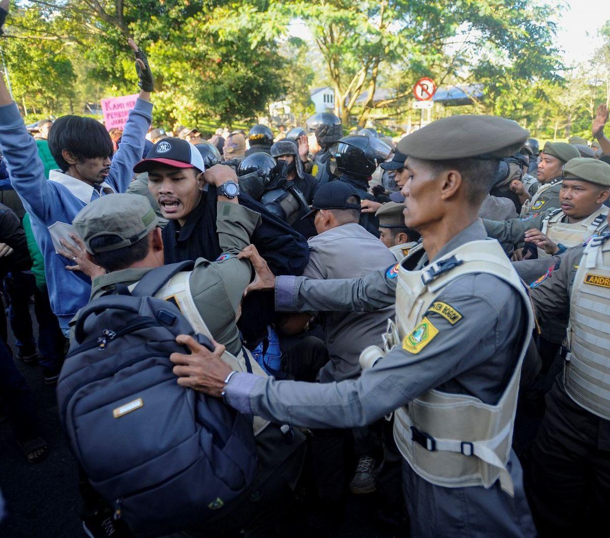 Penertiban ini merupakan instruksi dari Penjabat (Pj) Bupati Bogor, Asmawa Tosepu, yang mengarahkan ratusan pedagang di kawasan Puncak untuk mengisi kios yang telah disiapkan oleh Pemerintah Kabupaten Bogor di Rest Area Gunung Mas.&nbsp;Foto: merdekacom / Ari
