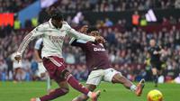 Pemain Arsenal Noni Madueke berebut bola dengan pemain Aston Villa Ian Maatsen dalam pertandingan Liga Inggris di Villa Park, Inggris, Sabtu, 6 Desember 2025. (AP Photo/Dave Shopland)