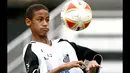Neymar kecil pun kemudian tumbuh di lingkungan yang damai di Mogi das Cruzes in Santos, Sao Paulo. Bakat sepakbola yang dimiliki Neymar ternyata diturunkan ayahnya (twitter.com)