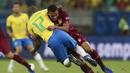 Duel Arquimides Figuera (kanan) asal Venezuela dengan Fernandinho geandang bertahan asal Brasil di laga penyisihan Grup A Copa America 2019 di Arena Fonte Nova, Salvador, Brasil. (AP/Natacha Pisarenko)