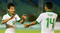 Gelandang Timnas Indonesia U-19, Muhammad Iqbal, merayakan gol yang dicetaknya ke gawang Filipina U-19 pada laga Piala AFF U-18 di Stadion Thuwunna, Myanmar, Kamis (7/9/2017). Indonesia unggul 5-0 pada babak pertama. (Liputan6.com/Yoppy Renato)