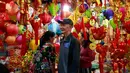 Warga berbelanja pernak-pernik untuk merayakan Tahun Baru Imlek di Hanoi, Vietnam, Minggu (3/2). (AP Photo/Hau Dinh)