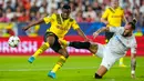Pemain Sevilla Nemanja Gudelj (kanan) berebut bola dengan pemain Borussia Dortmund Youssoufa Moukoko pada pertandingan Grup G Liga Champions di Stadion Ramon Sanchez Pizjuan, Seville, Spanyol, 5 Oktober 2022. Borussia Dortmund menang 4-1. (AP Photo/Jose Breton)