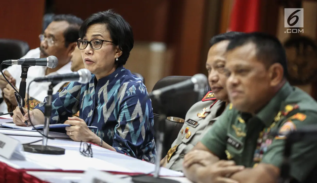 Menteri Keuangan Sri Mulyani memberikan keterangan terkait hasil rapat koordinasi di kantor pusat Bea dan Cukai, Jakarta, Rabu (12/7). Rakor tersebut pada dasarnya membahas perkembangan penertiban importir nakal. (Liputan6.com/Faizal Fanani)
