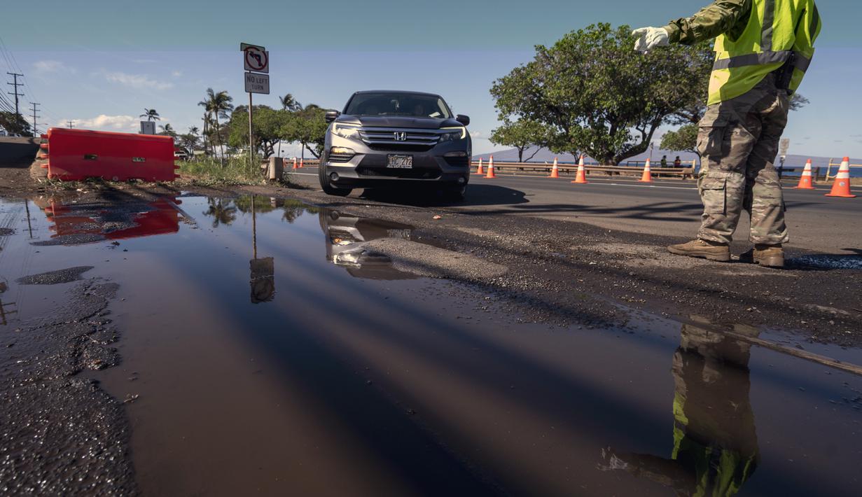 Warga diizinkan untuk kembali dengan kunjungan yang diawasi antara pukul 8 pagi dan 4 sore pada hari Senin dan Selasa. (AP Photo/Mengshin Lin)