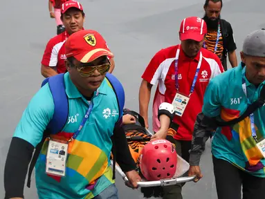 Tim medis mengevakuasi skateboarder Malaysia Christina Grace Lai yang cedera saat melakukan pemanasan jelang final taman putri Asian Games 2018 di arena roller sport Jakabaring, Palembang, Rabu (29/8). (ANTARA FOTO/INASGOC/M N Kanwa)