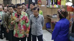 Wapres RI, Jusuf Kalla bersama Menteri Hukum dan HAM, Yasonna Laoly meninjau Pameran Produk Unggulan Narapidana di Jakarta, Selasa (26/3). Beragam Produk Unggulan 33 divisi pemasyarakatan Kanwil Kemenkumham se-Indonesia dipamerkan hingga 29 Maret, mendatang. (Liputan6.com/Helmi Fithriansyah)