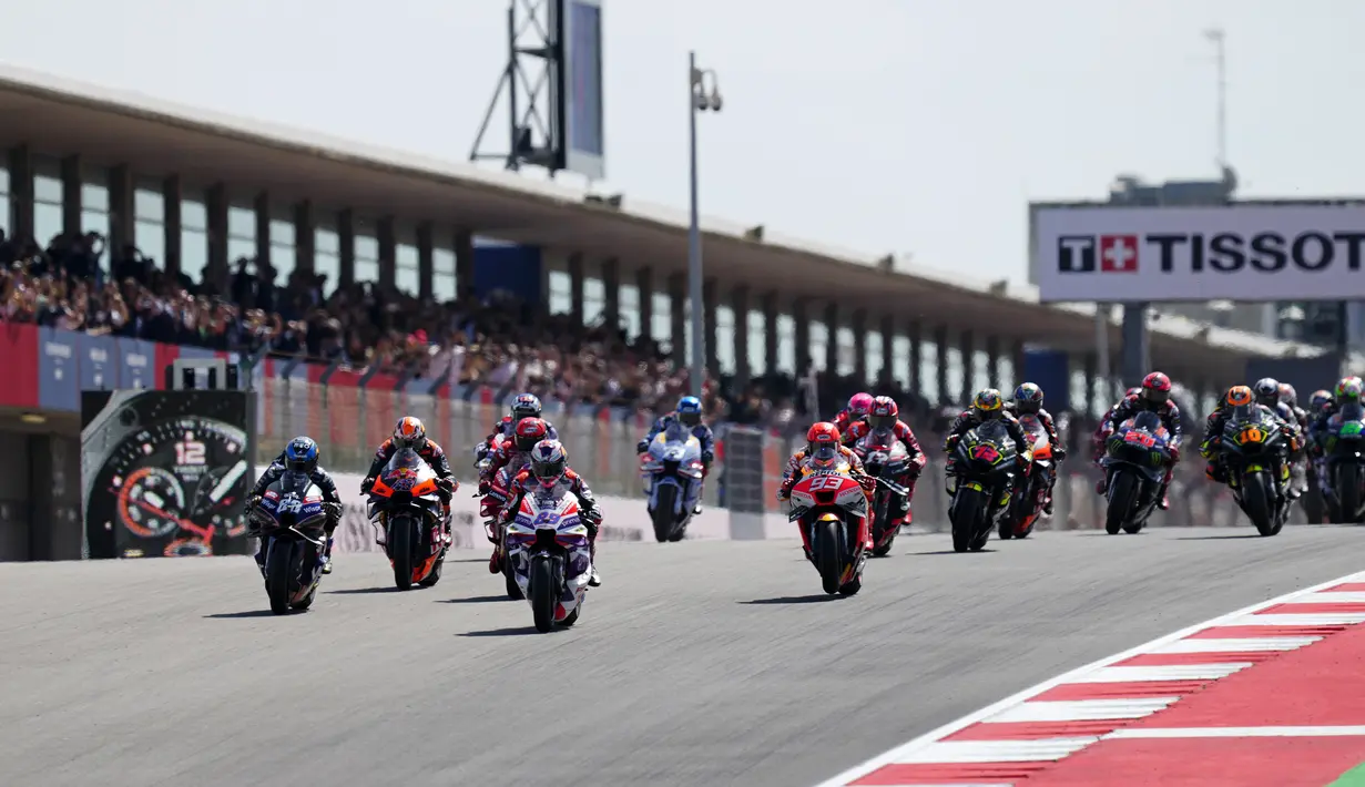 Para pebalap setelah melakukan start pada balapan MotoGP Portugal 2023 di Sirkuit Internasional Algarve, Portimao, Portugal, Minggu (26/3/2023). (AP Photo/Jose Breton)
