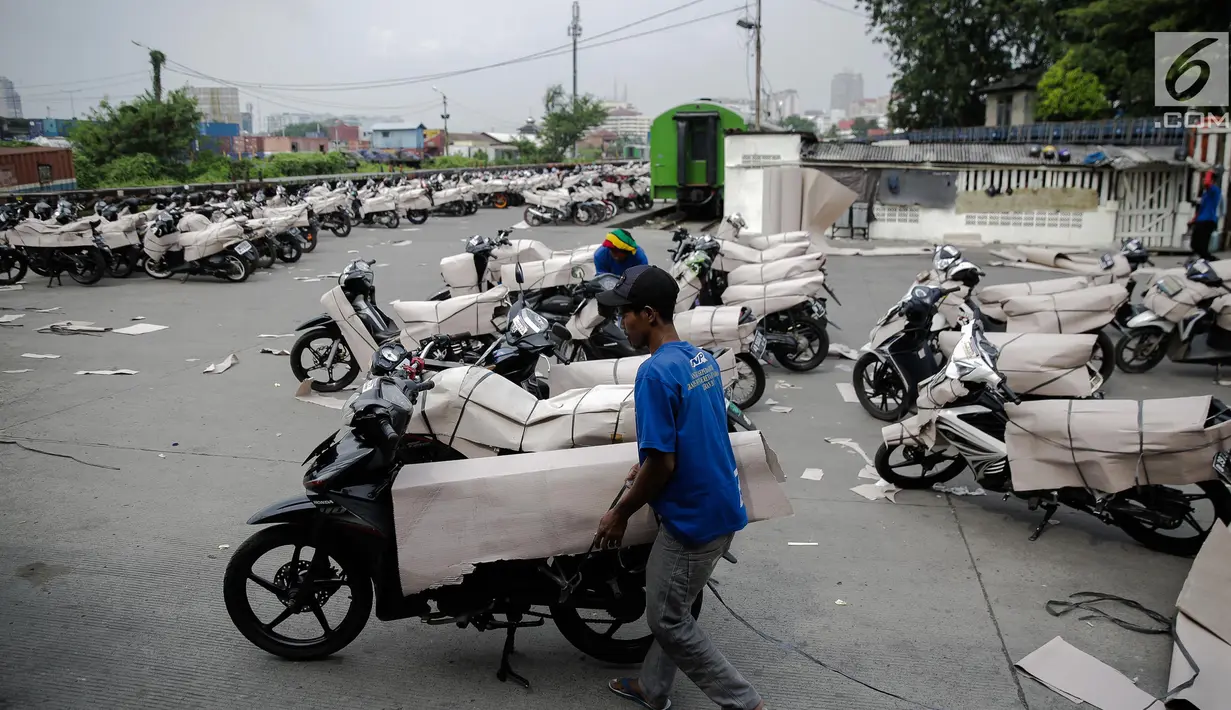 Pada H-2 lebaran, pengiriman paket sepeda motor menggunkan jasa pengiriman kereta api mulai meningkat dengan tujuan kota Jawa Tengah dan Jawa Timur di Stasiun Pasar Senen, Jakarta, Jumat (23/6). (Liputan6.com/Faizal Fanani)