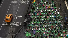 Ribuan orang berpartisipasi dalam yoga outdoor di kawasan Times Square, New York saat Summer Solstice atau hari dengan siang terpanjang di musim panas, Kamis (21/6). Acara itu menandai Hari Yoga Internasional yang jatuh pada 21 Juni (TIMOTHY A. CLARY/AFP)