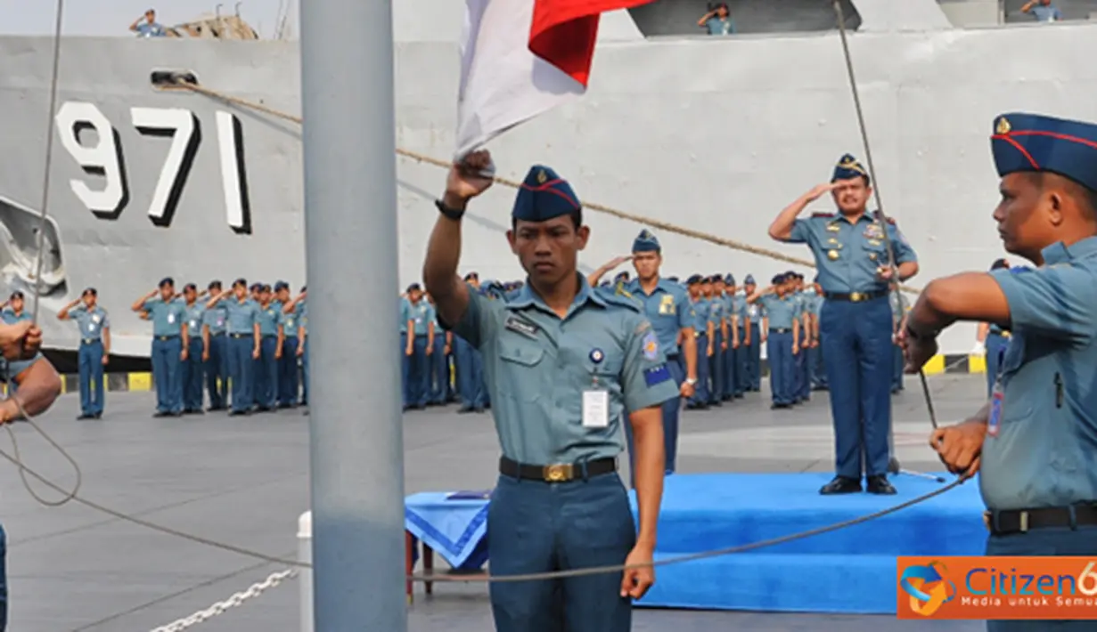 Citizen6, Tanjung Priok: Panglima Kolinlamil Laksda TNI S.M. Darojatim membacakan amanat tertulis pada Upacara Bendera 17 September 2012 di Lapangan Apel, Mako Kolinlamil Tanjung Priok, Jakarta, Senin (17/9). (Pengirim: Dispenkolinlamil)