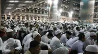 Peserta aksi 112 sedang mengikuti zikir dan tausiyah di Masjid Istiqlal, Jakarta, Sabtu (11/2). (Liputan6.com/Herman Zakharia)