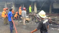 Kebakaran melanda Pasar Klewer, Solo, Jawa Tengah pada Sabtu malam 27 Desember 2014. (Reza Kuncoro/Liputan6.com)