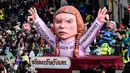 Karakter yang menggambarkan aktivis remaja Greta Thunberg terkait aksi mogok sekolah 'Friday for Future' memeriahkan Karnaval Rose Monday di Duesseldorf, Jerman, Senin (4/3). (AP Photo/MartinMeissner)