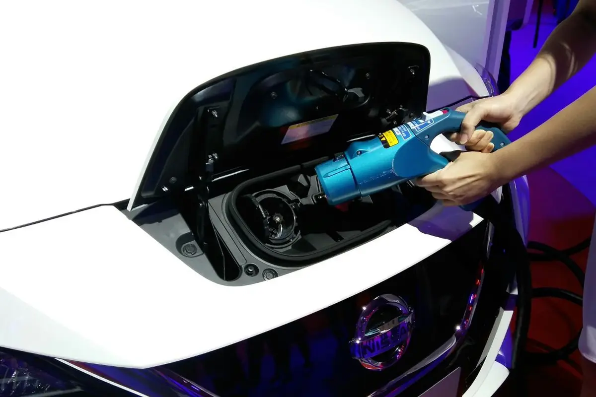Mengisi baterai mobil listrik