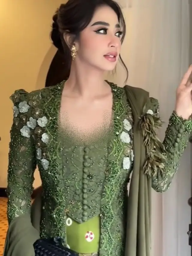 6 Detail Penampilan Dewi Perssik Pakai Kebaya Hijau Zamrud di HUT TNI, Memukau