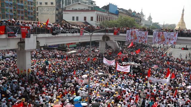 FOTO: Aksi Protes Kudeta Militer Myanmar Terus Berlanjut