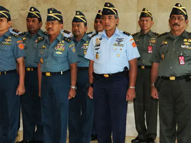 Citizen6, Jakarta: Panglima TNI Agus Suhartono, menerima laporan Korps Kenaikan Pangkat 19 Perwira Tinggi (Pati) TNI terdiri dari Pati TNI Angkatan Darat 8 Orang, TNI Angkatan Laut 7 orang dan TNI Angkatan Udara 4 orang. (Pengirim: Badarudin Bakri)