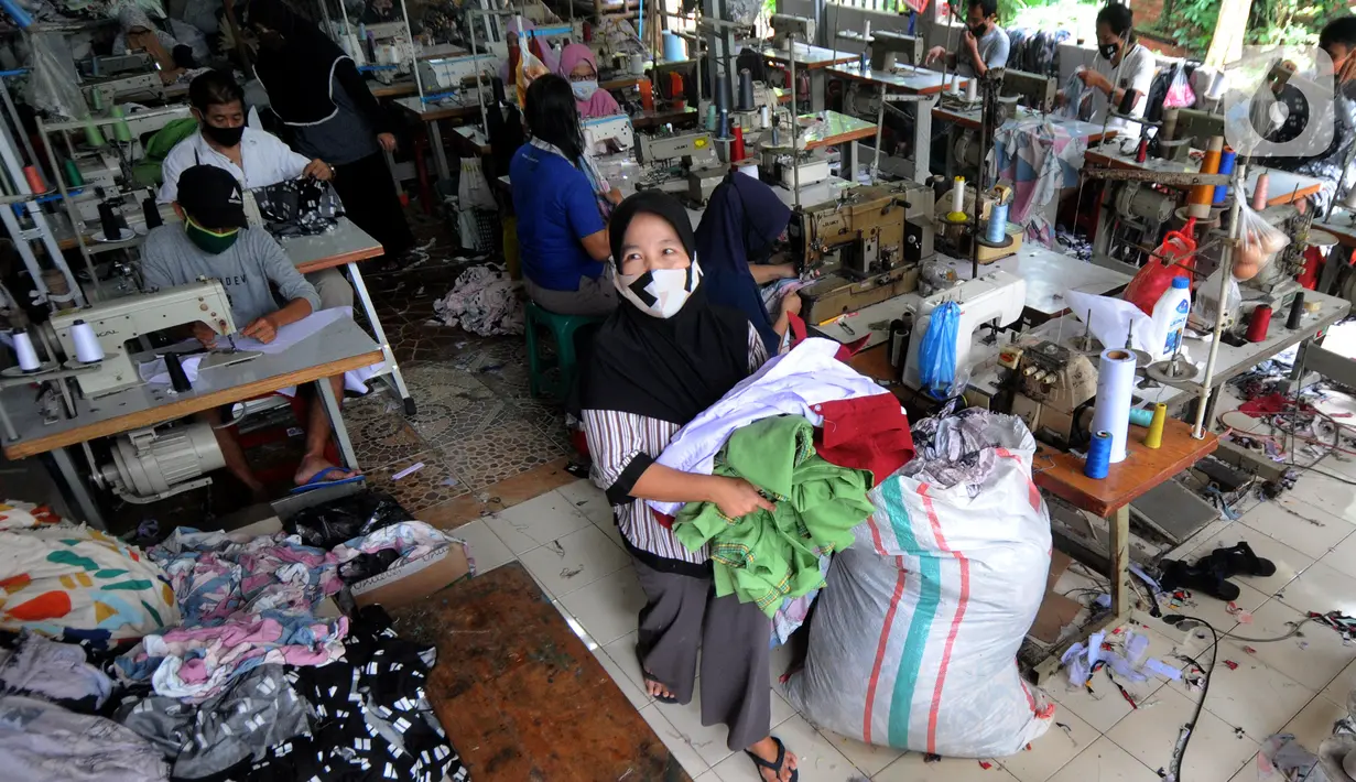 Warga menyelesaikan pembuatan baju di sebuah usaha konveksi milik Enca di Desa Curug, Bogor, Jawa Barat, Kamis (4/3/2021). Kini produksinya rata-rata 1500 setel pakaian per minggu dengan omzet sebulan lebih dari Rp 150 juta dan mampu mempekerjakan 17 orang warga desa. (merdeka.com/Arie Basuki)