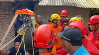 Evakuasi bapak dan anak yang meninggal di dalam sumur di Pejogol, Cilongok, Banyumas, Rabu (16/7/2025). (Foto: Liputan6.com/Basarnas)