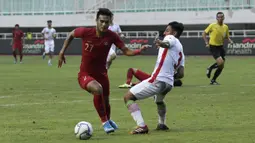 Striker Timnas Indonesia U-22, Muhammad Rafli, berusaha melewati pemain Timnas Iran U-23 pada laga uji coba internasional di Stadion Pakansari, Bogor, Sabtu (16/11). Indonesia menang 2-1 atas Iran. (Bola.com/Yoppy Renato)