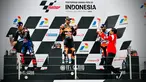 Presiden Joko Widodo memberikan piala kepada pemenang MotoGP Indonesia 2022 Miguel Oliveira di Sirkuit Mandalika, Lombok, Nusa Tenggara Barat, Minggu (20/3/2022). (Foto: Laily Rachev-Biro Pers Sekretariat Presiden)