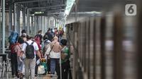 Calon penumpang saat hendak menaiki kereta api jarak jauh di Stasiun Pasar Senen, Jakarta, Senin (20/12/2021). Untuk diketahui, data per Senin (20/12) KAI Daop 1 mencatat jumlah penumpang keberangkatan di Stasiun Pasar Senen mencapai 4.589 orang. (merdeka.com/Iqbal S. Nugroho)