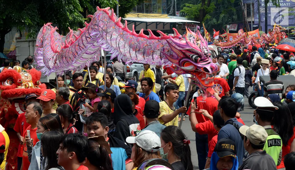 Atraksi liong memeriahkan pawai Cap Go Meh di Bekasi, Jawa Barat, Selasa (19/2). Panjang pawai Cap Go Meh mencapai sekitar 500 meter. (Merdeka.com/Imam Buhori)