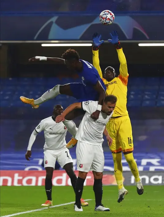 Penjaga gawang Rennes Alfred Gomis (kanan) melakukan penyelamatan saat menghadapi Chelsea pada pertandingan Grup E Liga Champions di Stadion Stamford Bridge, London, Inggris, Rabu (4/11/2020). Chelsea mencukur Rennes dengan skor 3-0. (Clive Rose/Pool via AP)