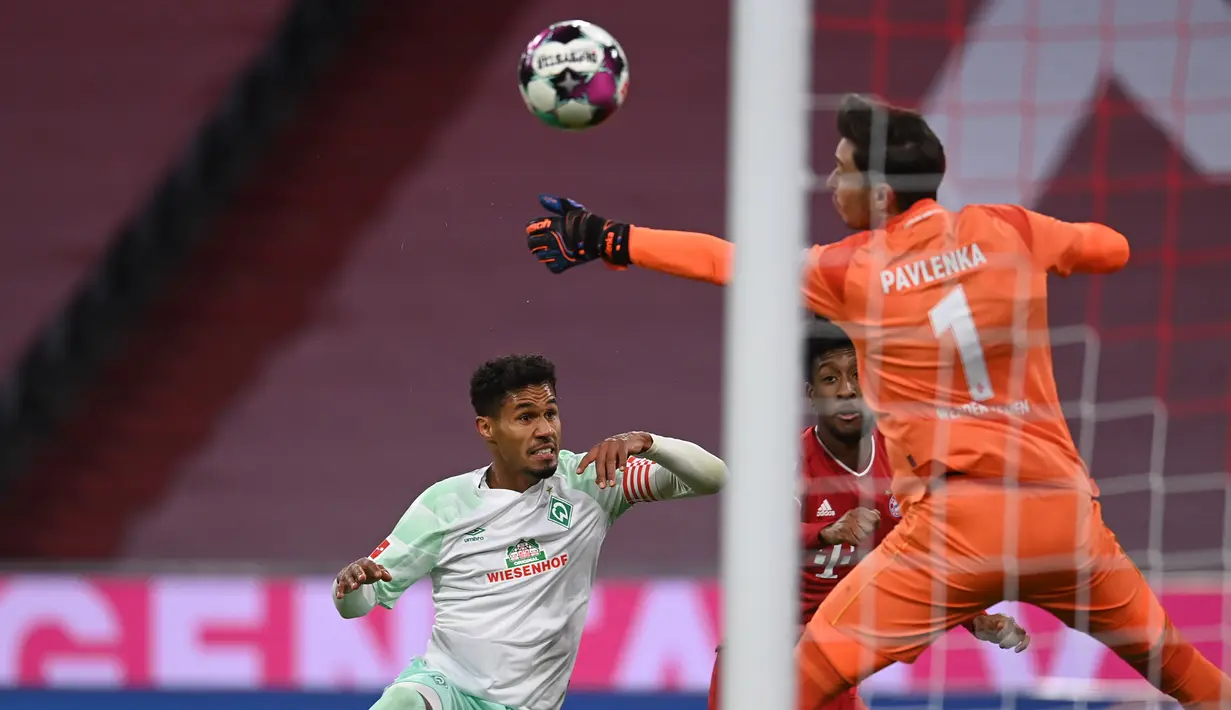 Striker Bayern Munich, Kingsley Coman (kedua dari kanan), mencetak gol lewat tandukan kepala dalam laga lanjutan Liga Jerman pekan ke-8 melawan Werder Bremen di Allianz Arena, Sabtu (21/11/2020). Bayern bermain imbang 1-1 dengan Werder Bremen. (AFP/Lukas Barth/Pool)