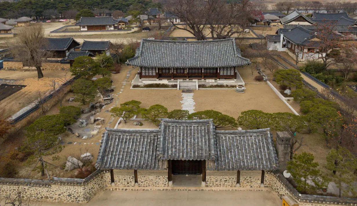 Gambar pada 19 November 2018 memeprlihatkan pandangan umum dari Kampung Rakyat Hahoe yang terletak di Andong, Korea Selatan. Popularitas desa ini makin mencuat saat Ratu Elizabeth mengunjungi tempat ini di tahun 1999 lalu. (Ed JONES/AFP)