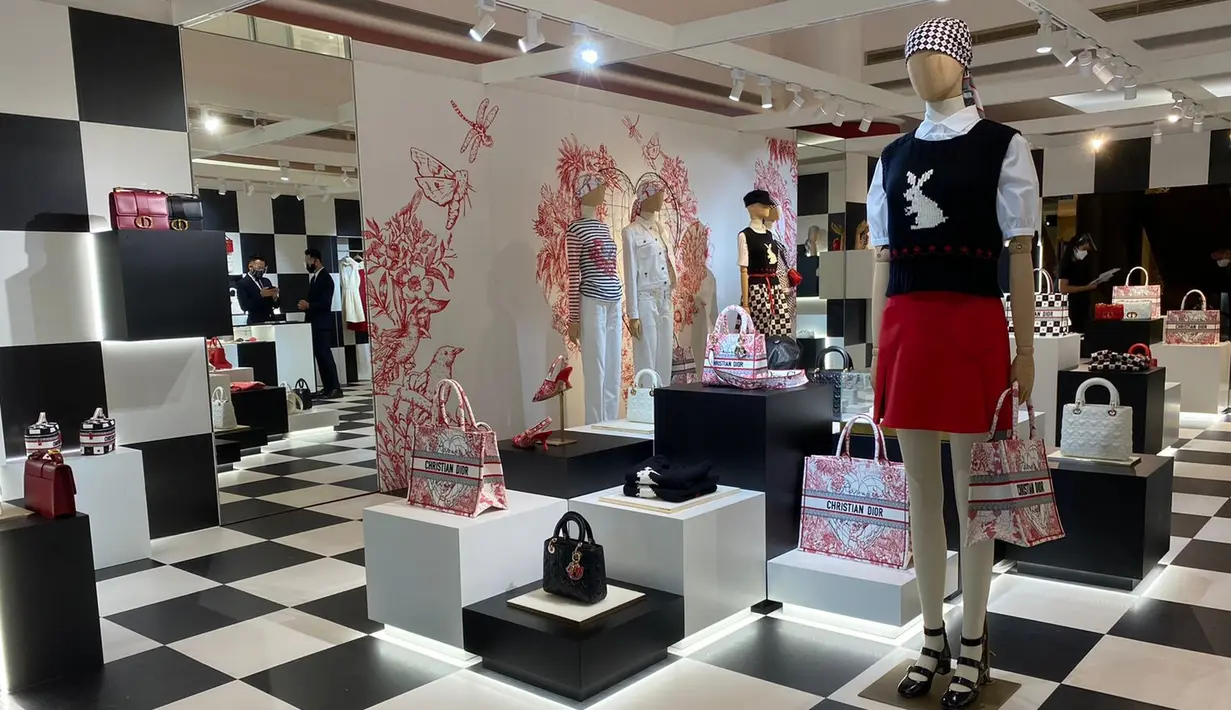 Didominasi siluet hati yang ada di hampir seluruh detail rancangan dan meluapkan rasa cinta nan bergelora. D-Check print menjadi corak utama yang bermain secara atraktif. (Foto: Adinda Tri Wardhani - Fimela.com)