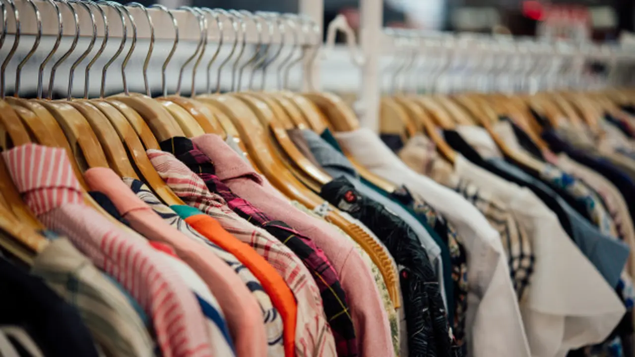 Menyimpan Baju Batik dengan Cara Digantung